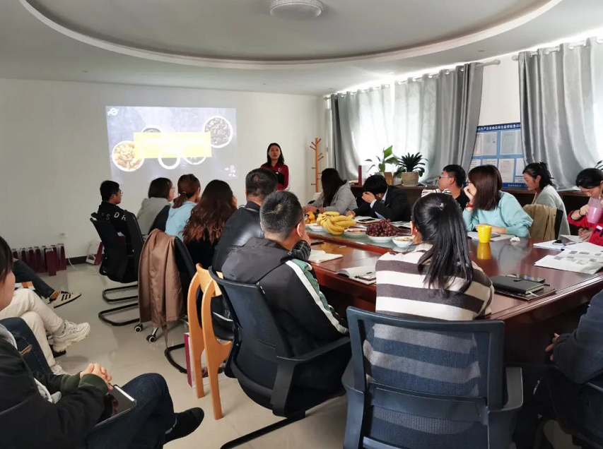 西微雅邀請美國加州葡萄干管理委員會陸老師為員工進行產(chǎn)品培訓(圖1) 西微雅邀請美國加州葡萄干管理委員會陸老師為員工進行產(chǎn)品培訓(圖1)